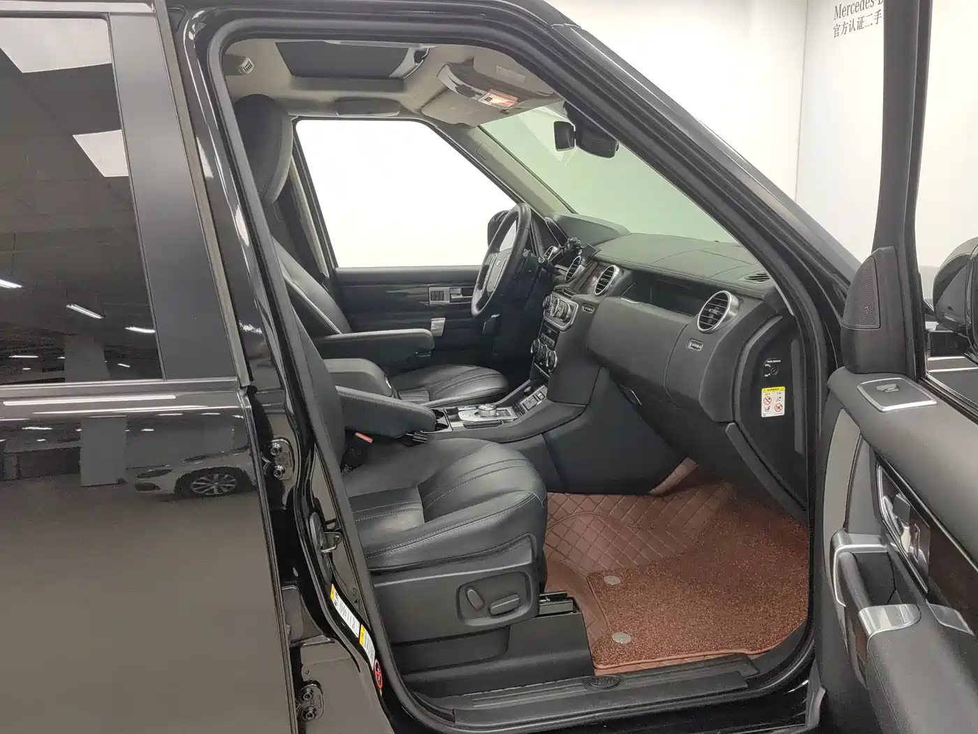Land Rover Discovery 2015 3.0 SC V6 SE фото 10