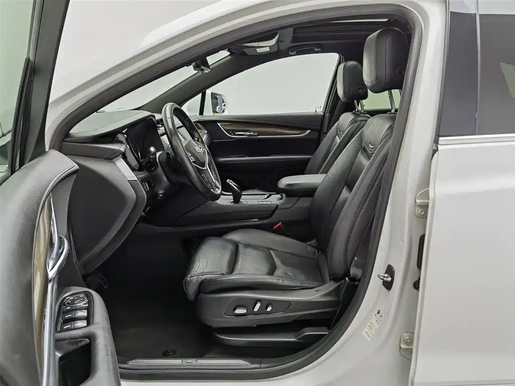Cadillac XT5 2017 Anniversary Edition 28T 4WD Leading фото 10