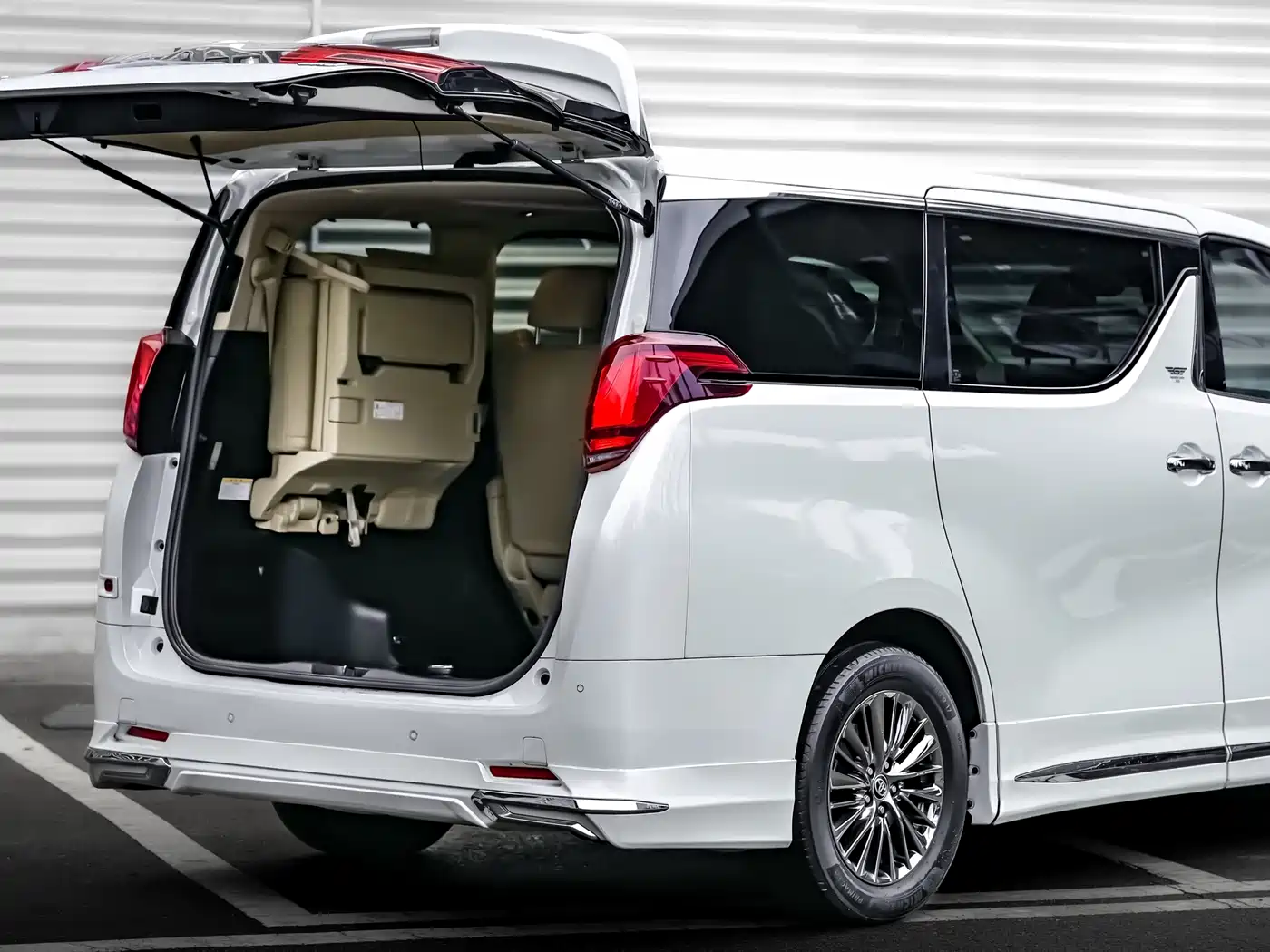 Toyota Alphard 2019 Hybrid 2.5L Luxury фото 4