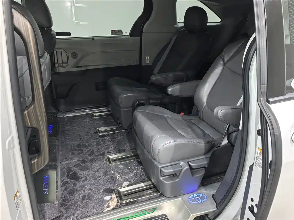 Toyota Sienna 2021 2.5L Hybrid Comfort Edition фото 13