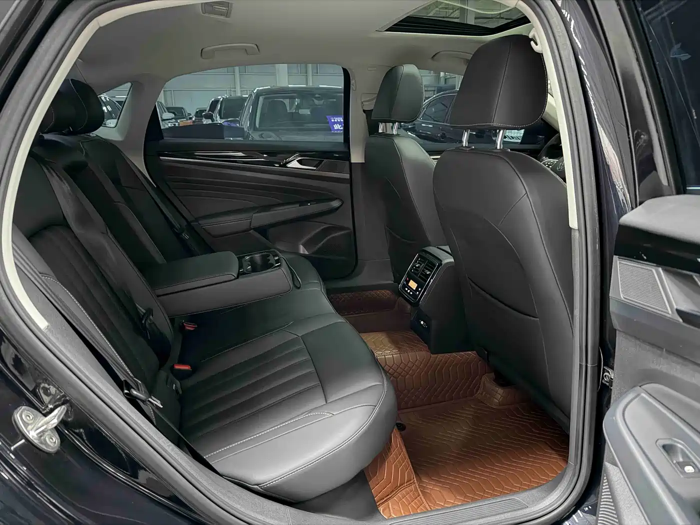 Volkswagen Passat 2023 280TSI Starlight Elite Edition фото 15