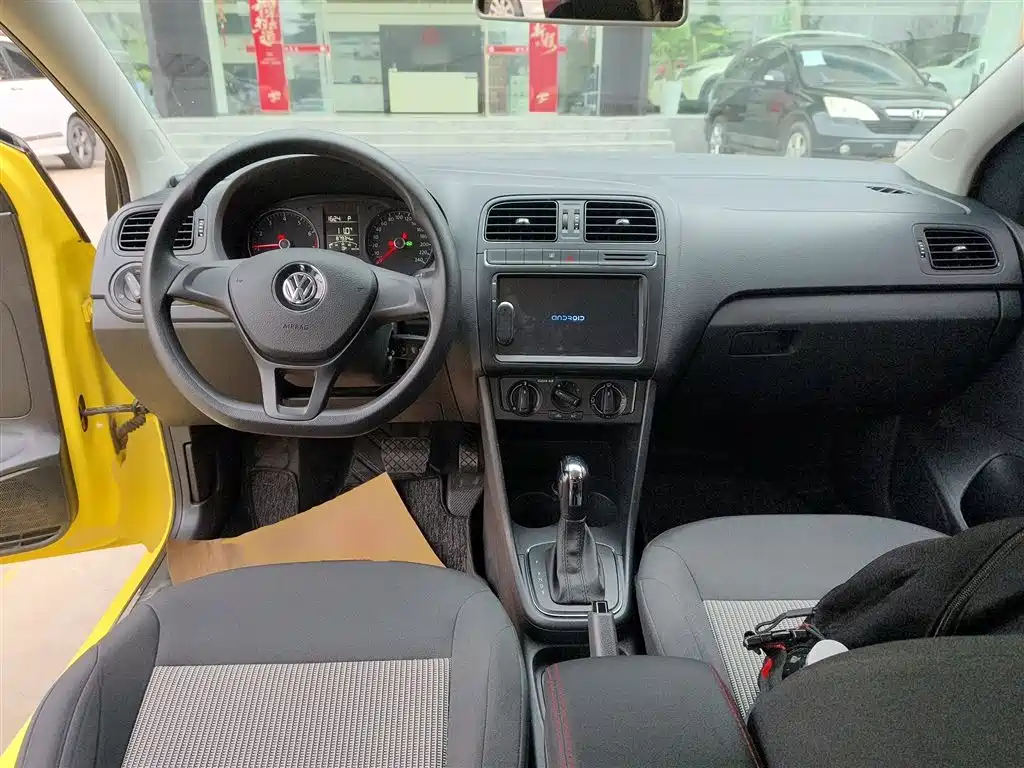 Volkswagen Polo 2016 1.4L Automatic Trend фото 10