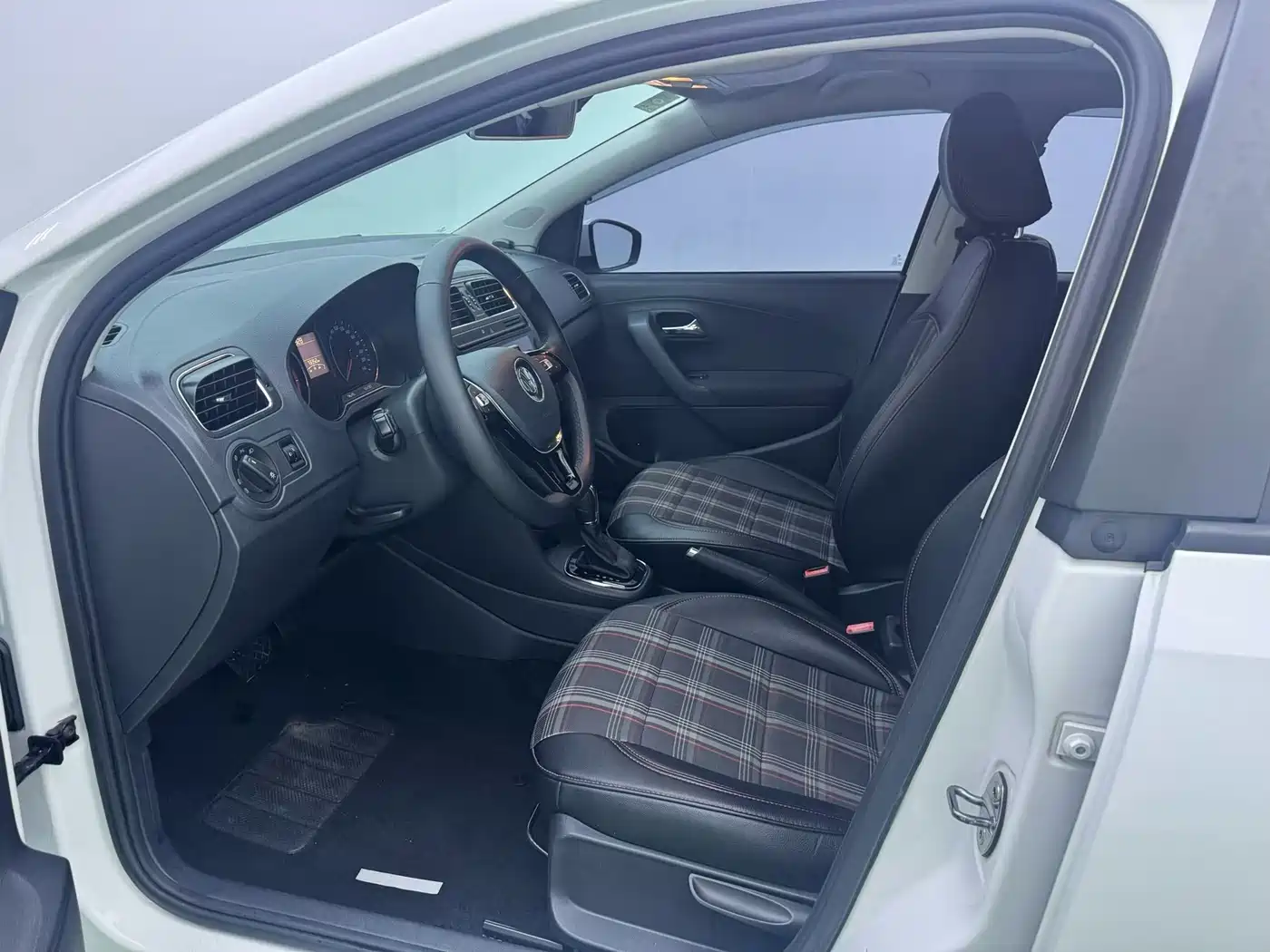Volkswagen Polo 2016 1.6L Automatic Comfort фото 4