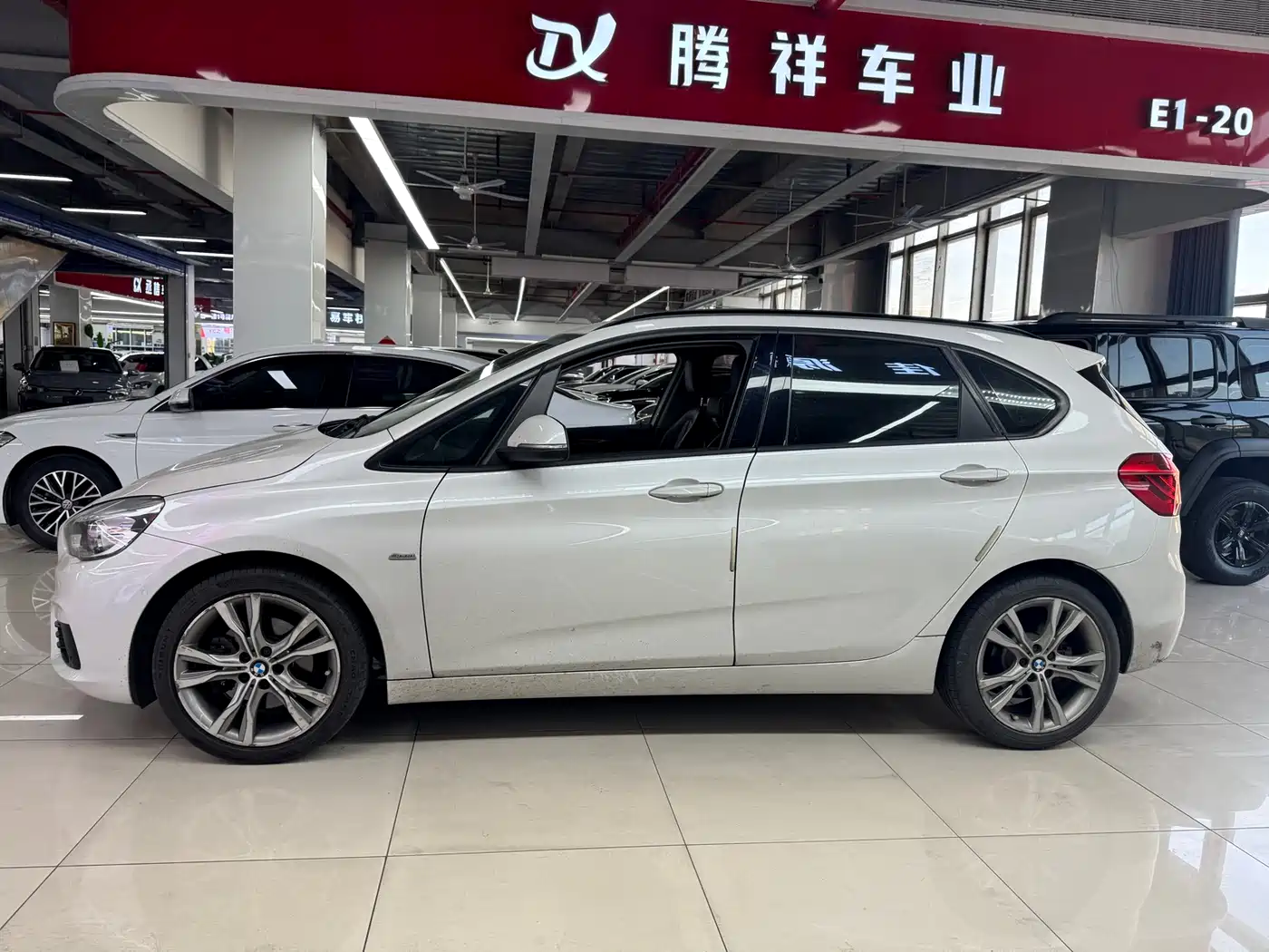 BMW 2 Series Touring 2016 218i Sport Design Package фото 4