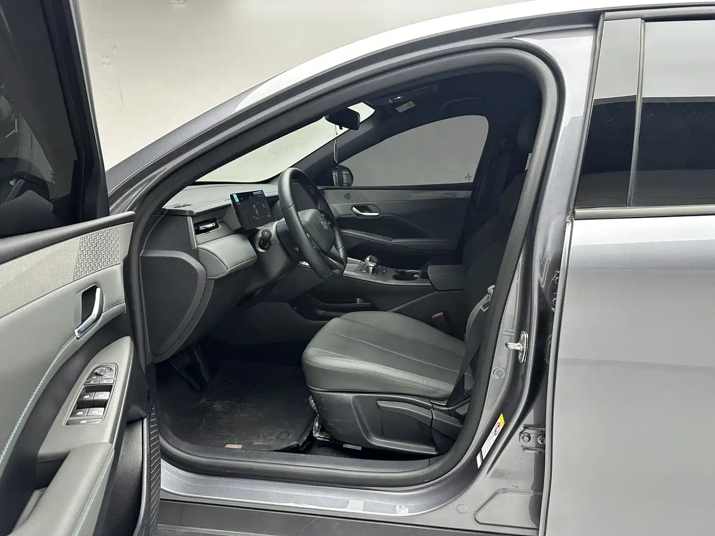 BYD Qin PLUS 2025 DM-i Smart Drive 55KM Leader фото 12