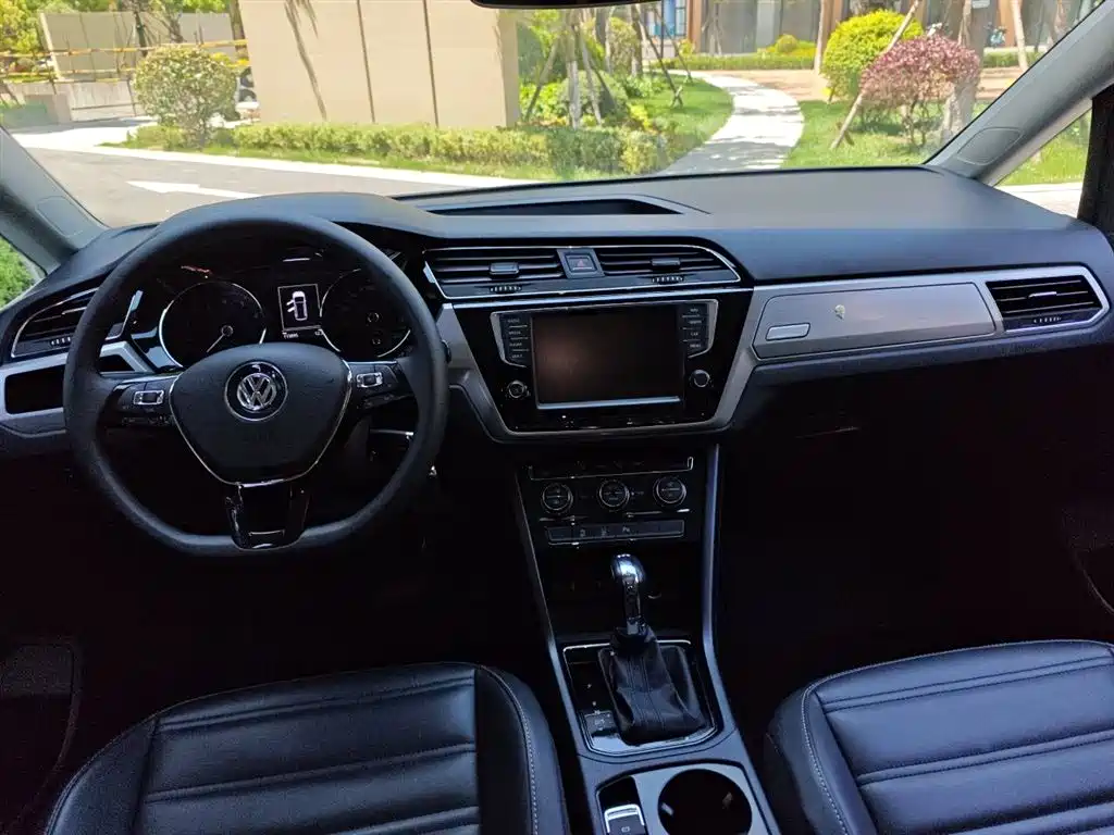 Volkswagen Touran 2018 Touran L 280TSI DSG Comfort 7-seater China V фото 13