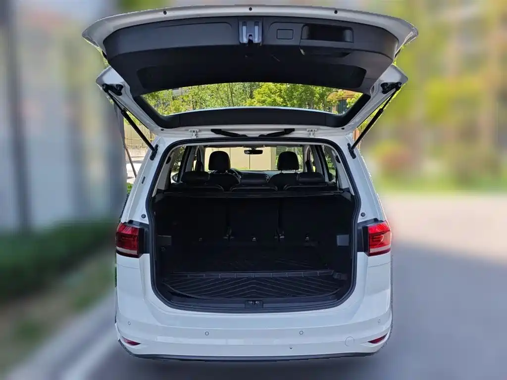Volkswagen Touran 2018 Touran L 280TSI DSG Comfort 7-seater China V фото 10
