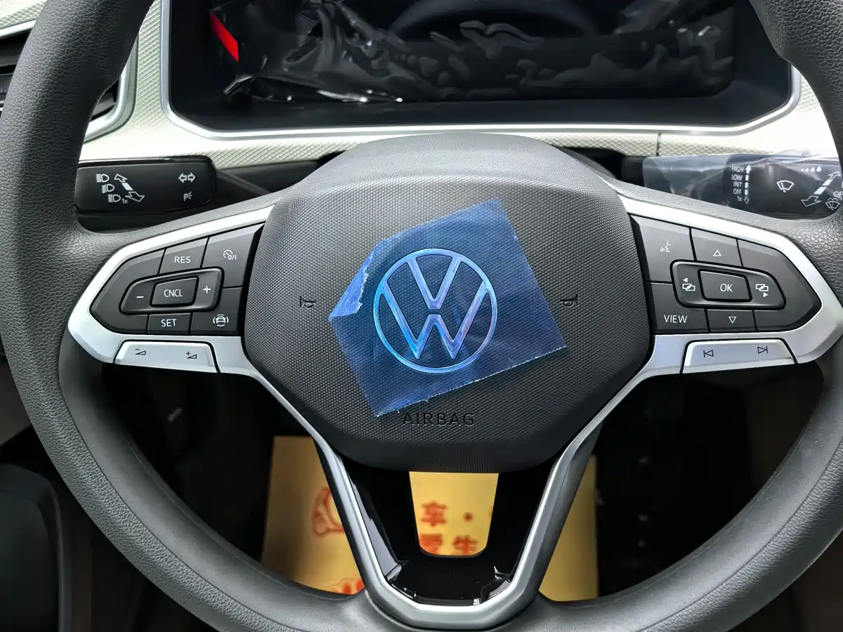 VOLKSWAGEN T-ROC EXPLORING SONGS