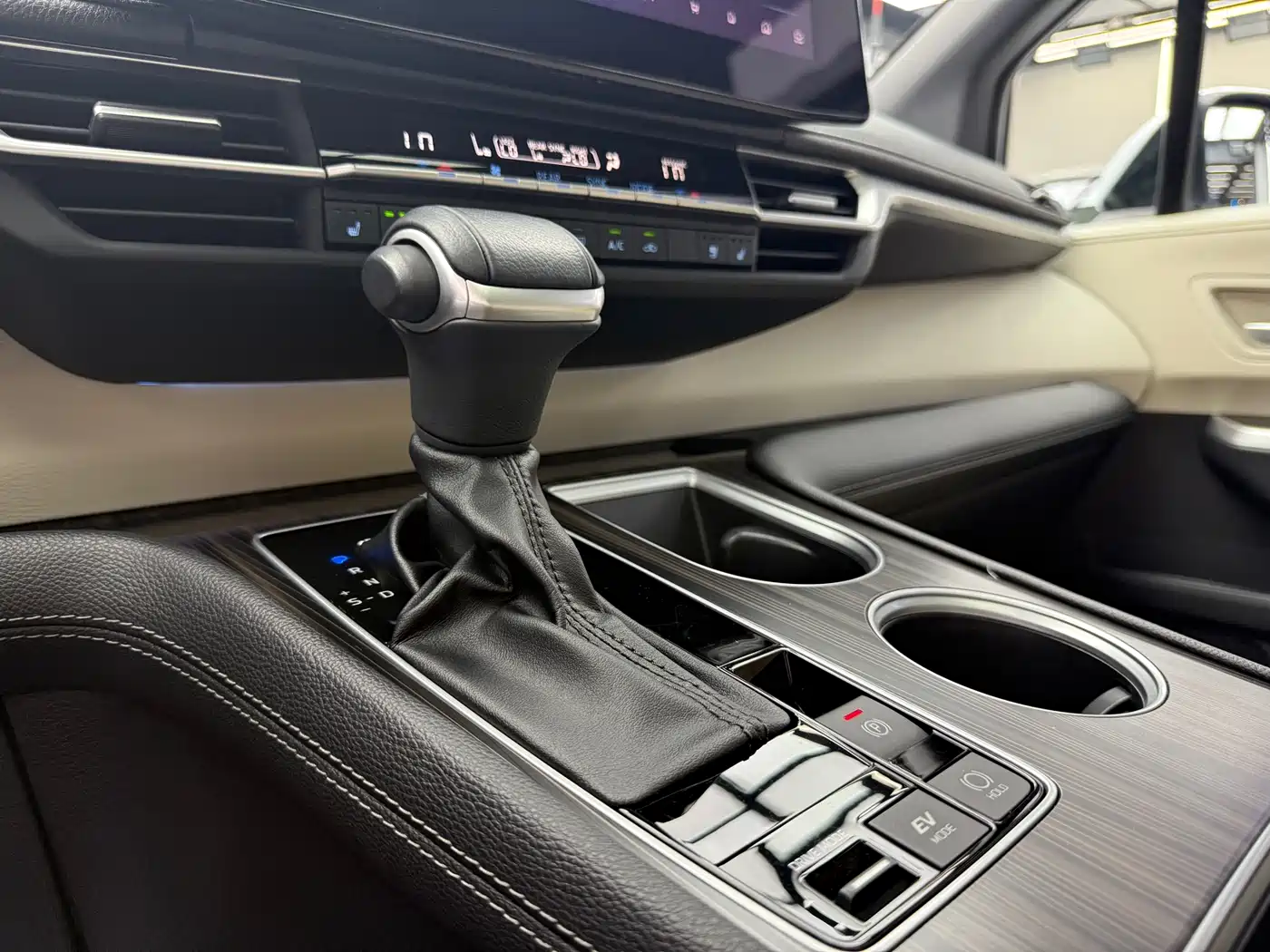 Toyota Sienna 2023 2.5L Hybrid Premium Edition фото 10