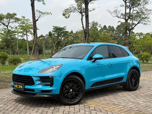 PORSCHE MACAN
