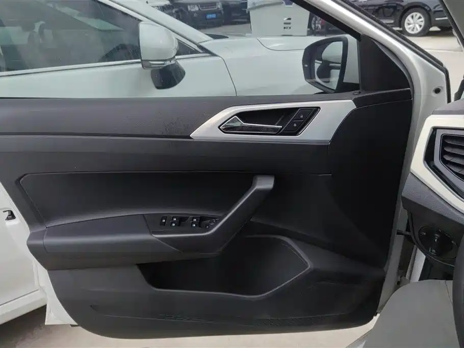 Volkswagen Polo 2019 Plus 1.5L Automatic Colorful Tech Edition фото 7