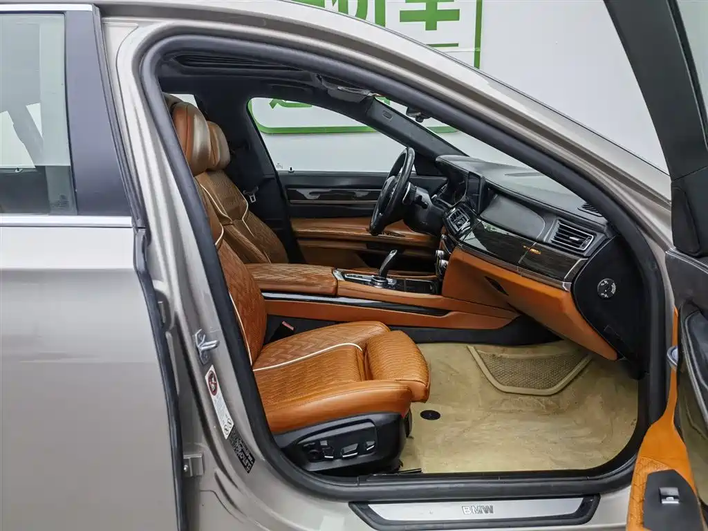 BMW 7 Series 2013 Model 740Li Leading фото 23