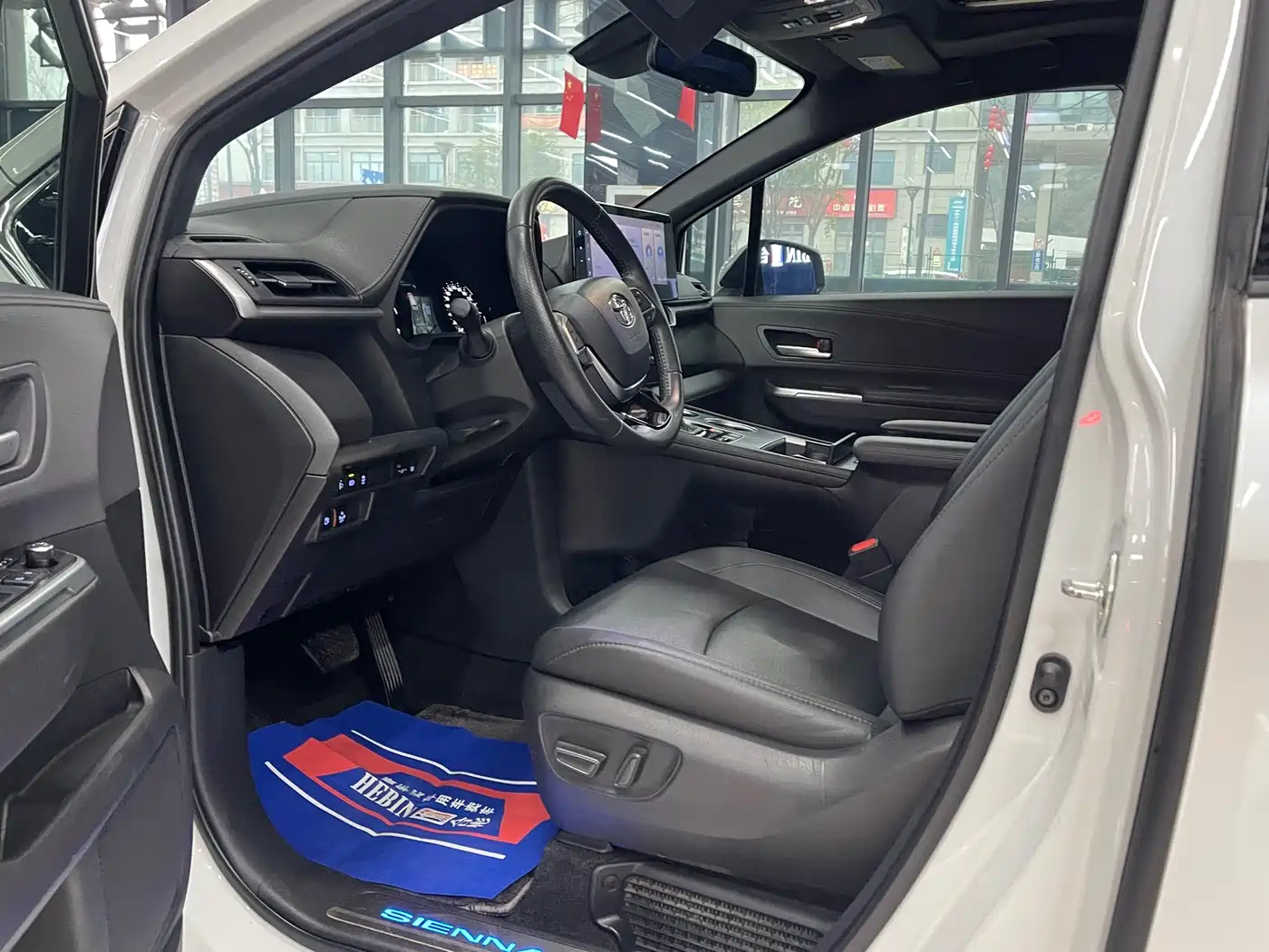 Toyota Sienna 2021 2.5L Hybrid Premium Edition фото 3