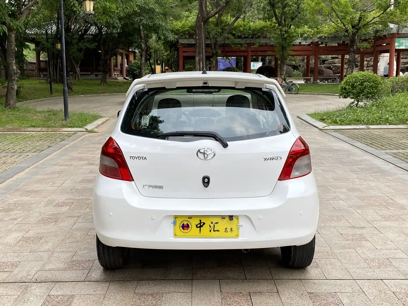 Toyota Yaris 2011 1.6E Auto Charm Edition фото 8