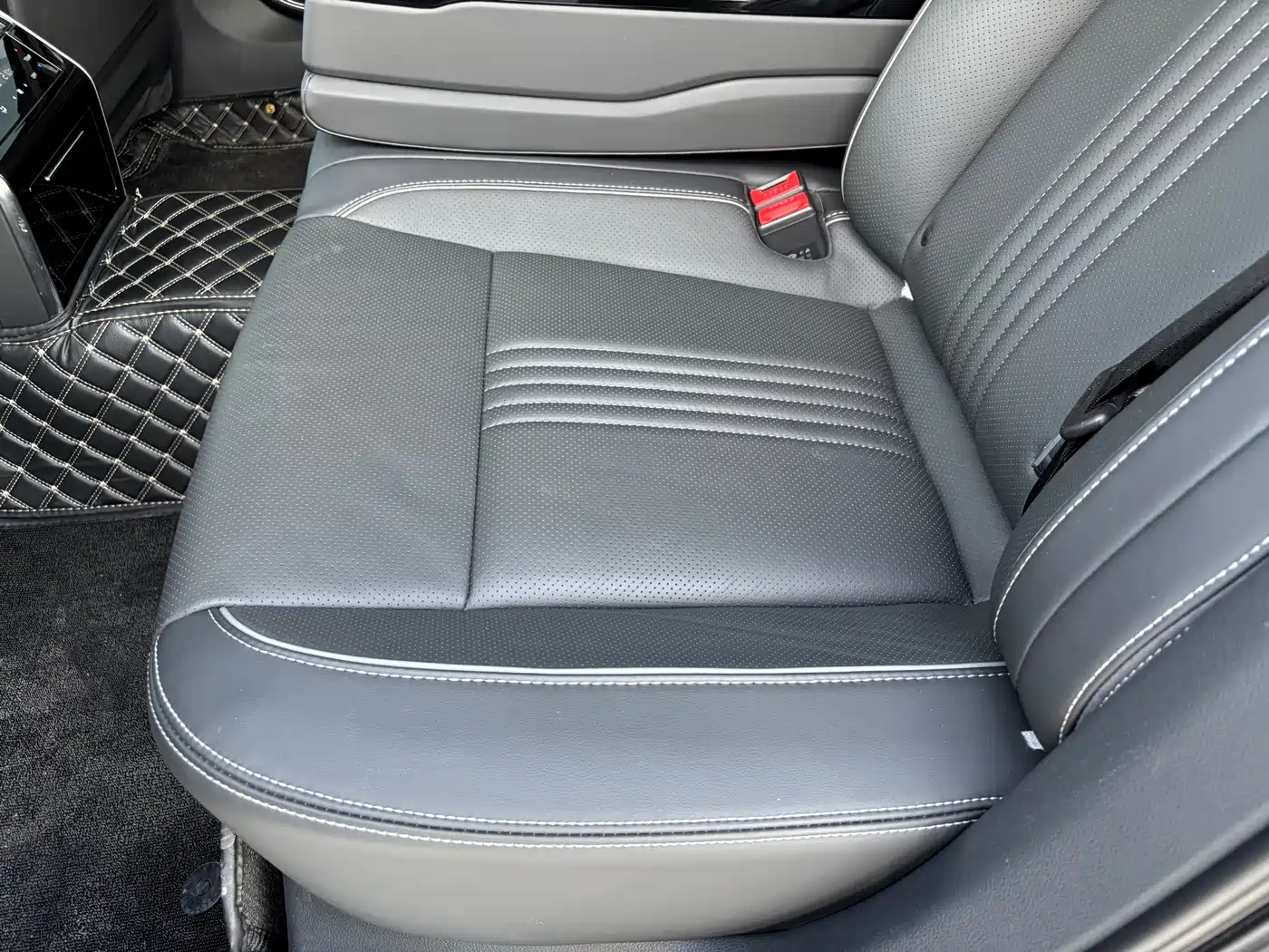 Hongqi H9 2022 2.0T Smart Connect Flag Enjoy Edition фото 6