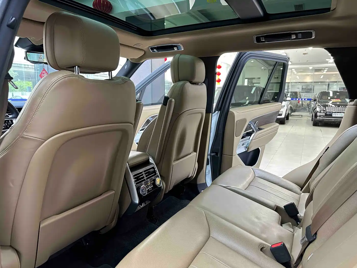 Land Rover Range Rover 2023 3.0 L6 360PS Golden Age Edition фото 12
