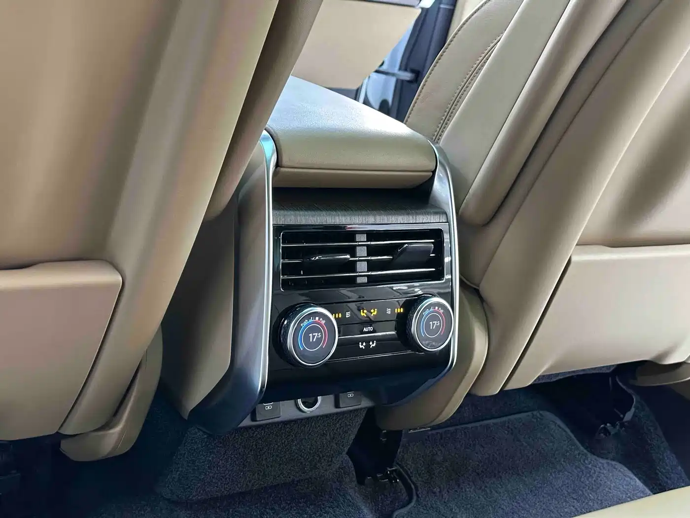 Land Rover Range Rover 2023 3.0 L6 360PS Golden Age Edition фото 13