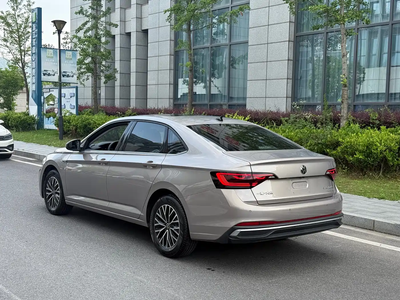 Volkswagen Sagitar 2024 200TSI Manual Flying Edition фото 5