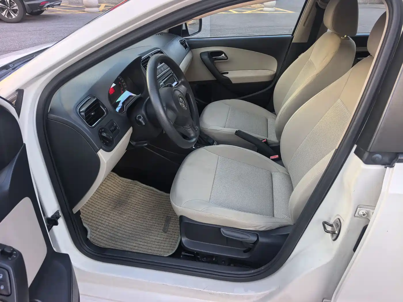Volkswagen Polo 2013 1.6L Automatic Comfort Edition фото 10