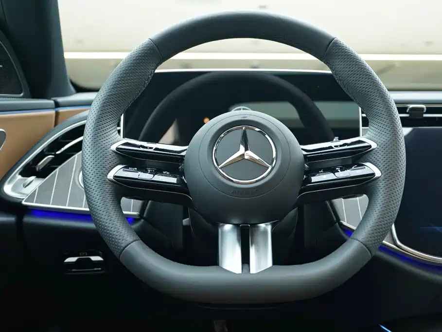 Фото 15 - Mercedes-Benz E-Class
