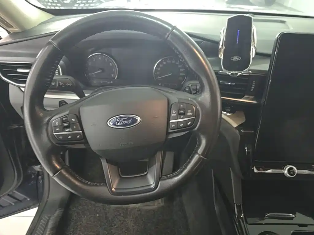 Фото 11 - Ford Explorer