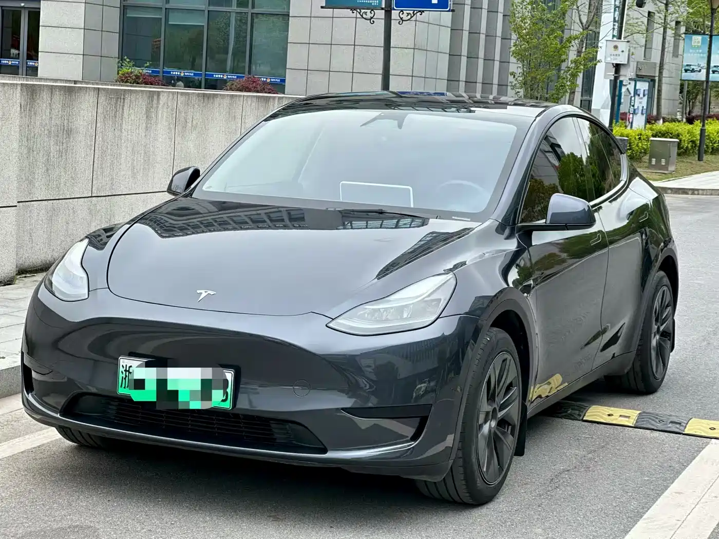 TESLA MODEL Y