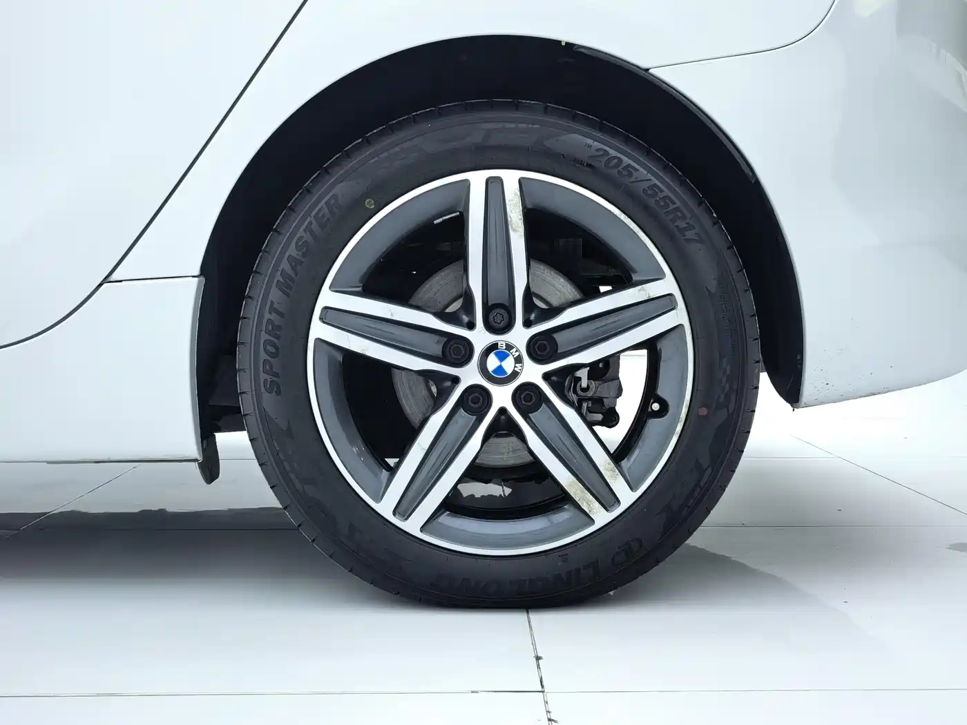BMW 2 Series Touring 2016 218i Sport Design Package фото 20