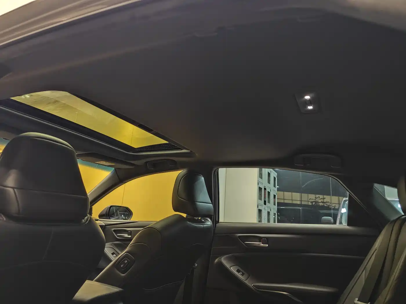Toyota Avalon 2019 Hybrid 2.5L Luxury Edition China V фото 26