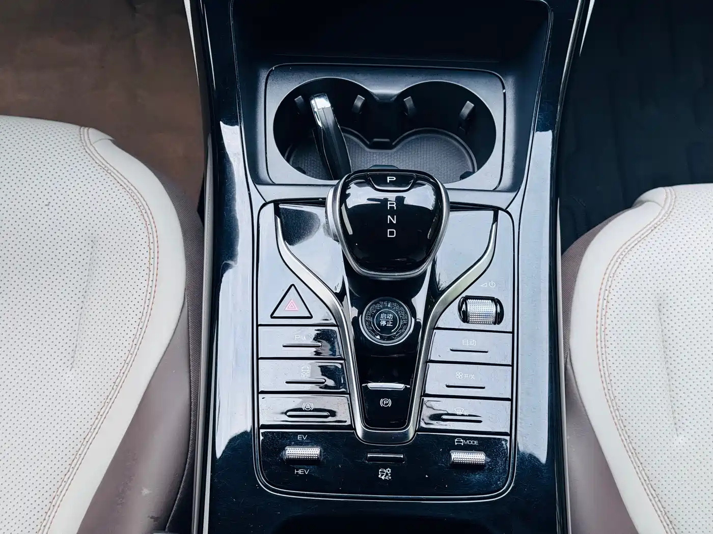 BYD Qin PLUS 2024 Glory Edition DM-i 55KM Leading фото 14
