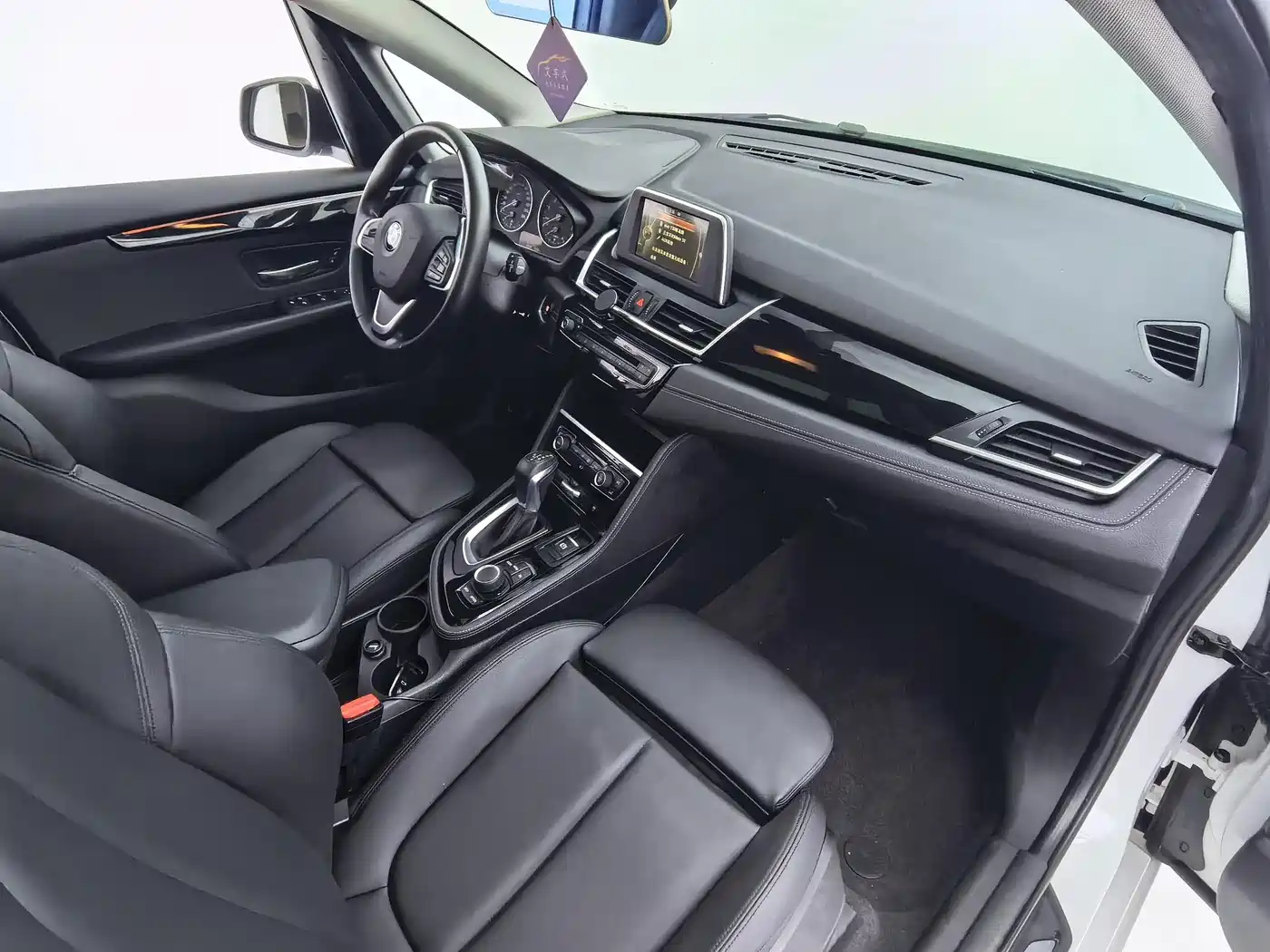 BMW 2 Series Touring 2016 218i Sport Design Package фото 5