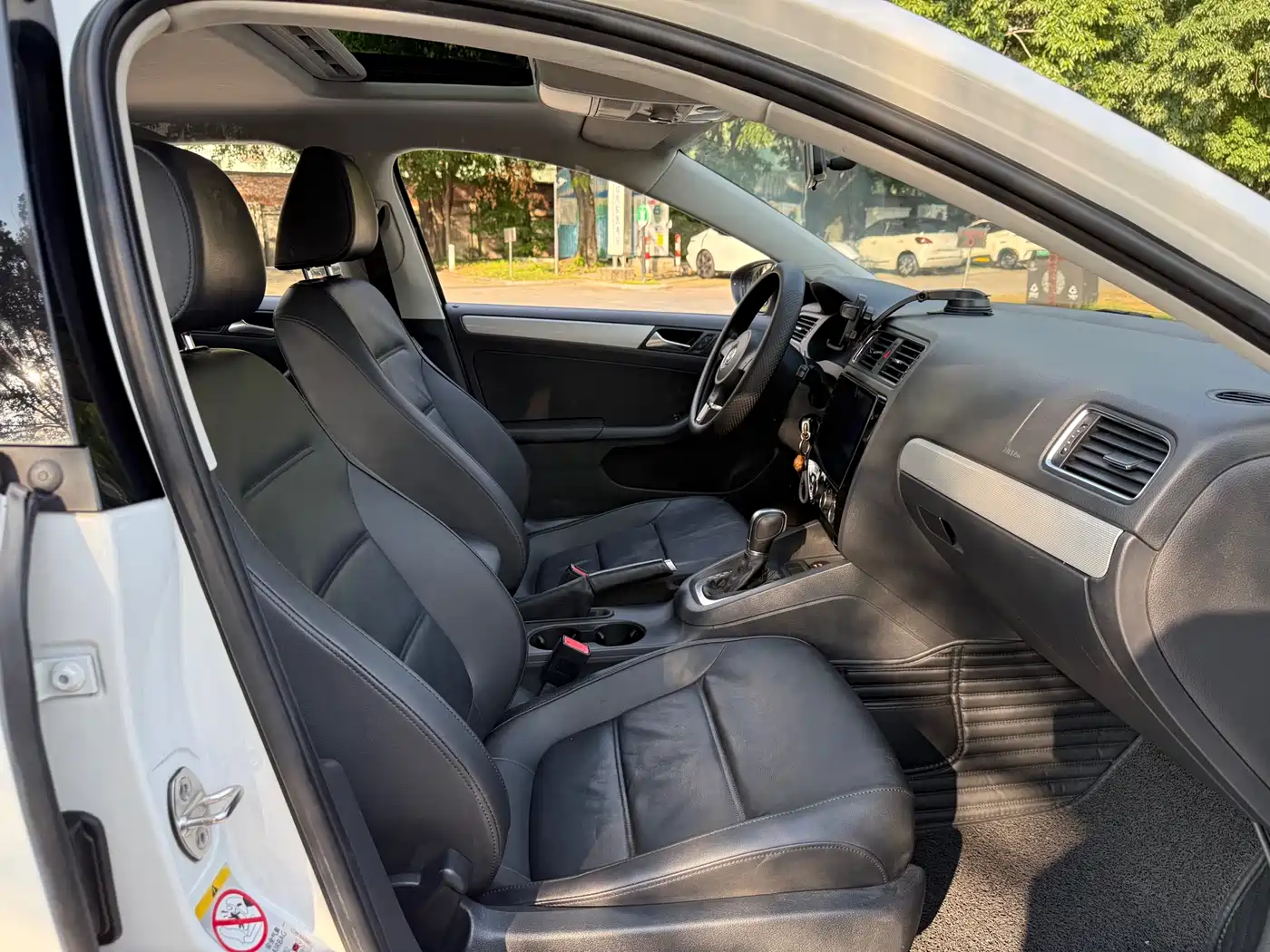 Volkswagen Sagitar 2014 1.6L Automatic Comfort фото 17