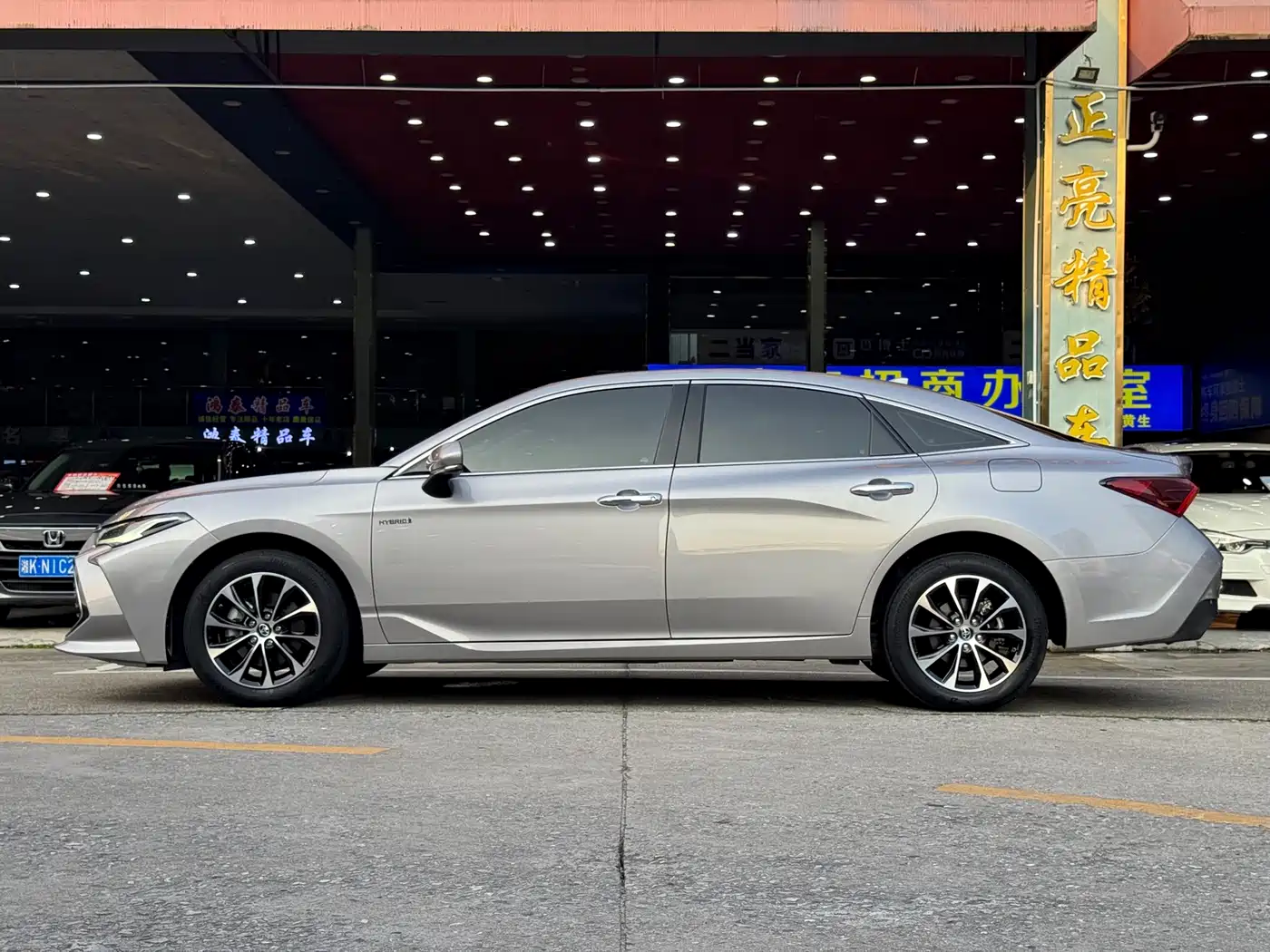 Toyota Avalon 2023 Hybrid 2.5L Luxury Edition фото 23