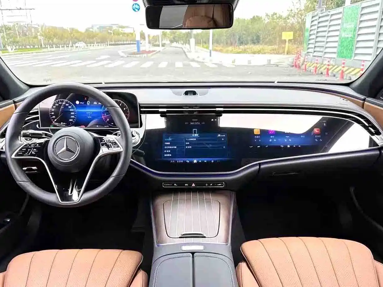 صورة 4 - Mercedes-Benz E-Class