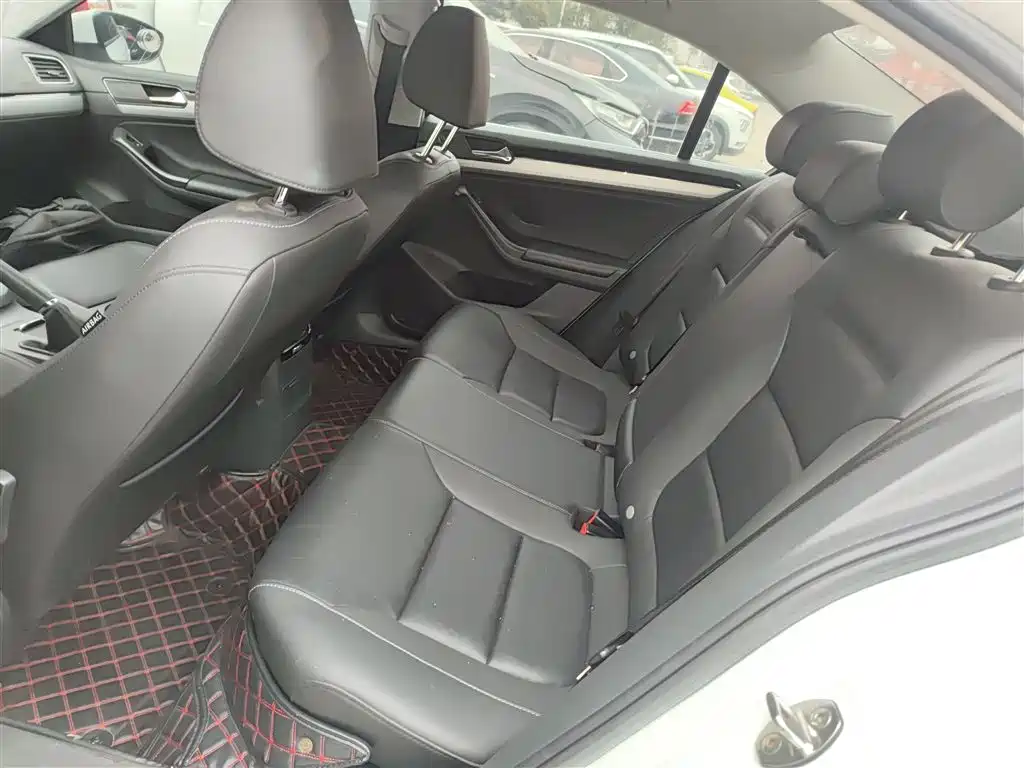 Volkswagen Sagitar 2018 180TSI DSG Premium Edition фото 17
