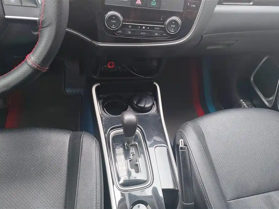 Mitsubishi Outlander 2018 2.0L 2WD Jiale Edition 7-seater фото 16