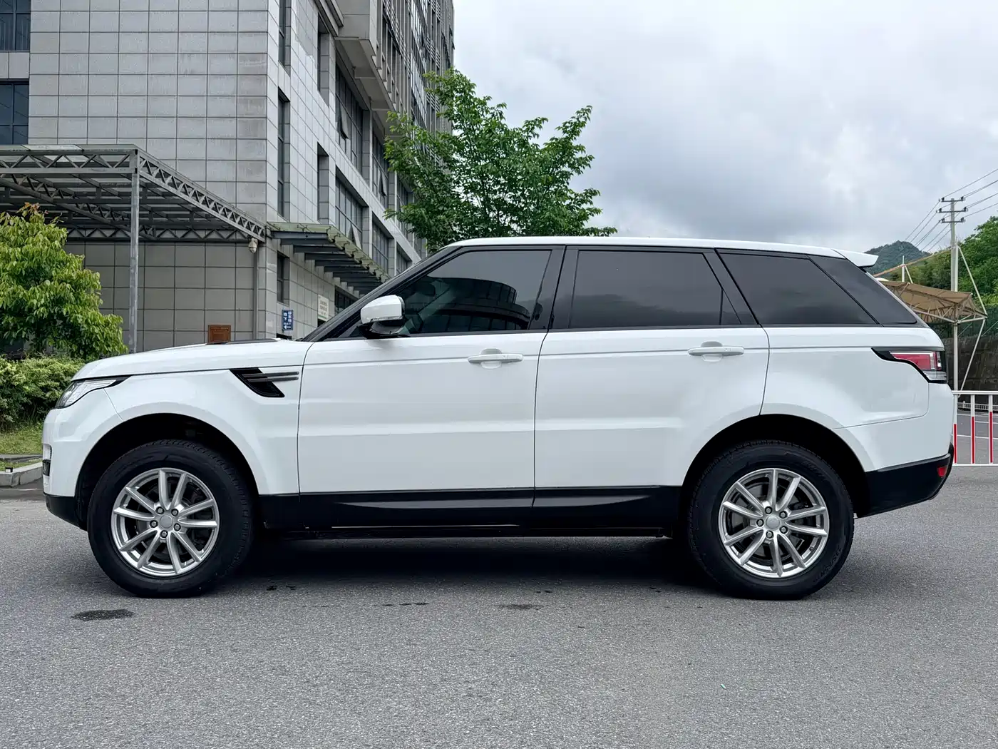 Land Rover Range Rover Sport 2016 Model 3.0 SC V6 SE фото 17