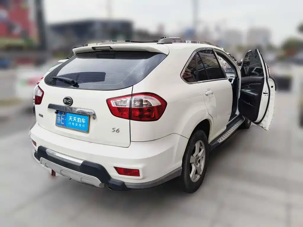 Фото 2 - BYD S6