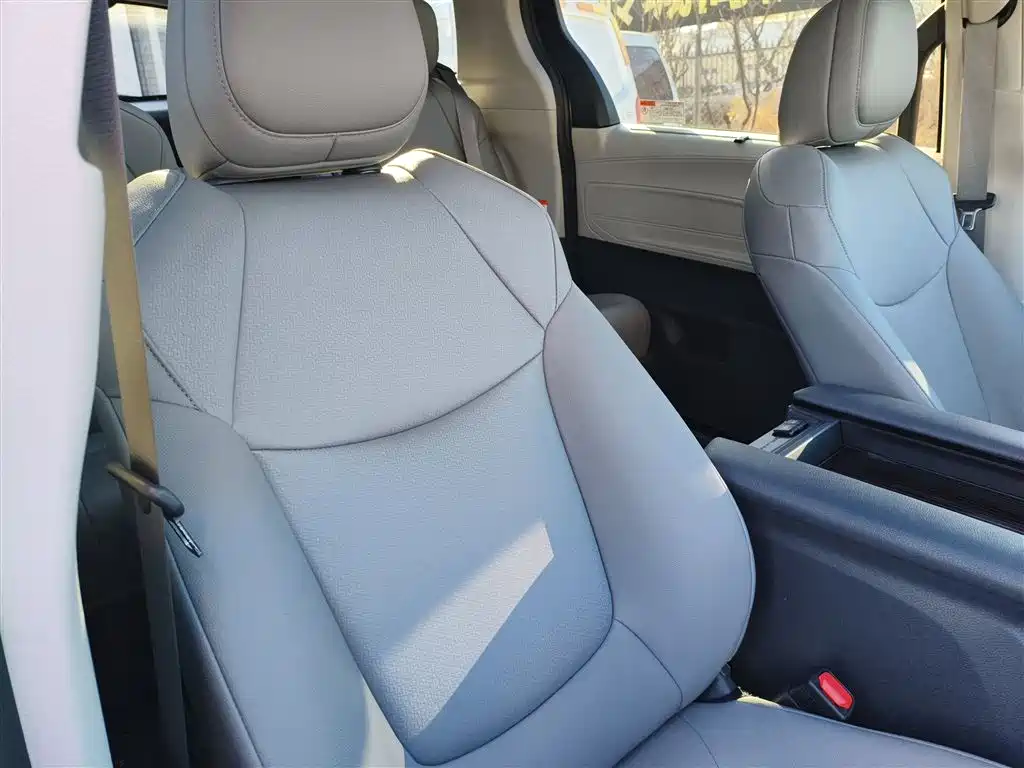 Toyota Granvia 2023 2.5L Hybrid Luxury Edition фото 16