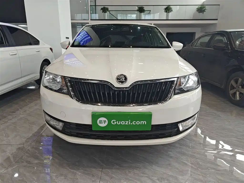 Škoda Skoda Rapid Spaceback 2016 1.6L Manual Pioneer Edition фото 3