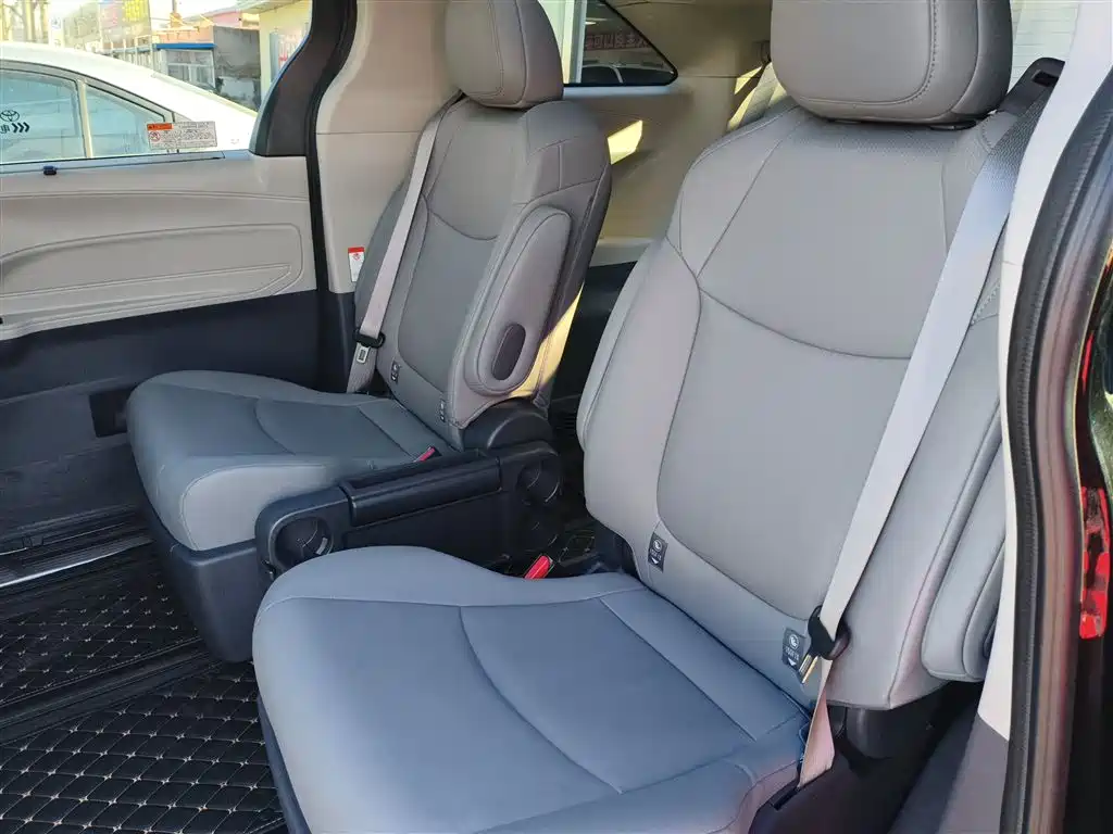 Toyota Granvia 2023 2.5L Hybrid Luxury Edition фото 14