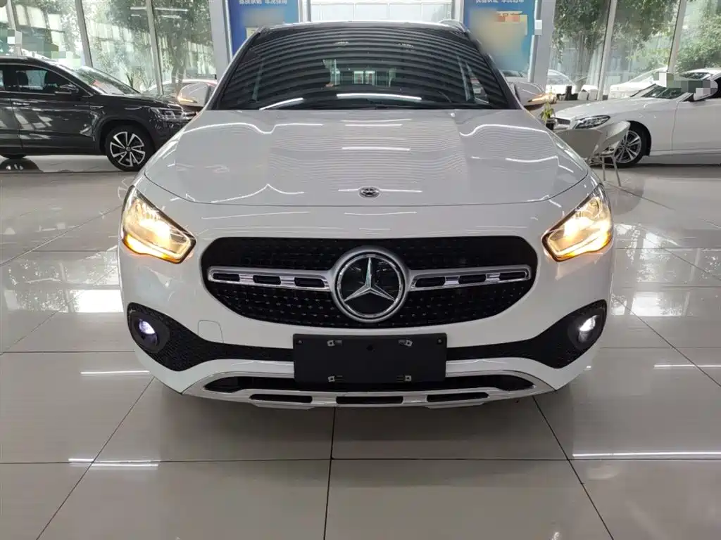 MERCEDES-BENZ GLA