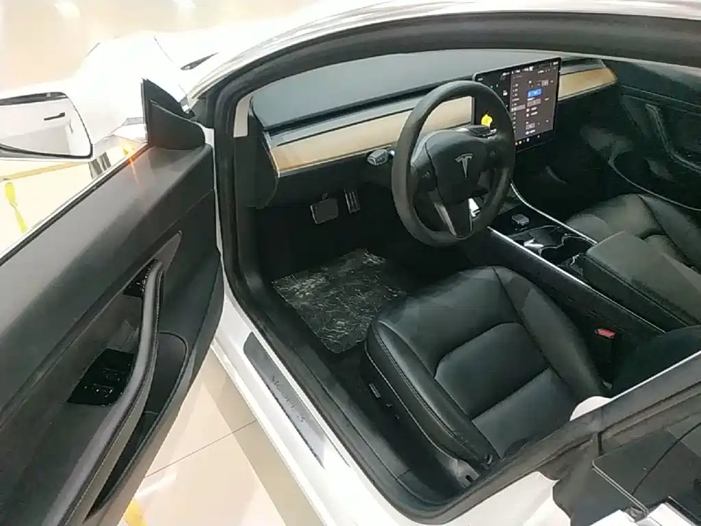 Фото 16 - Tesla Model 3