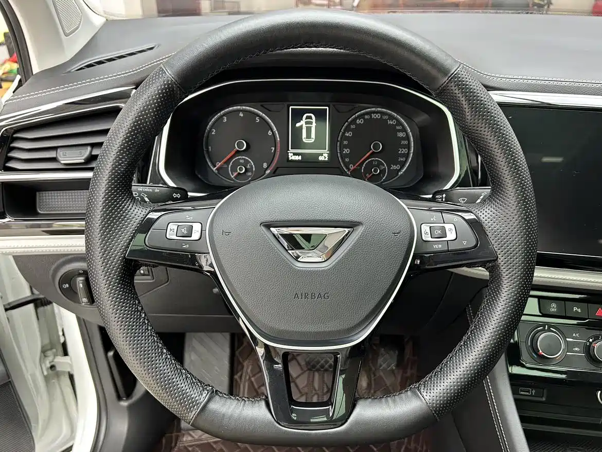 Photo 15 - Jetta VS7