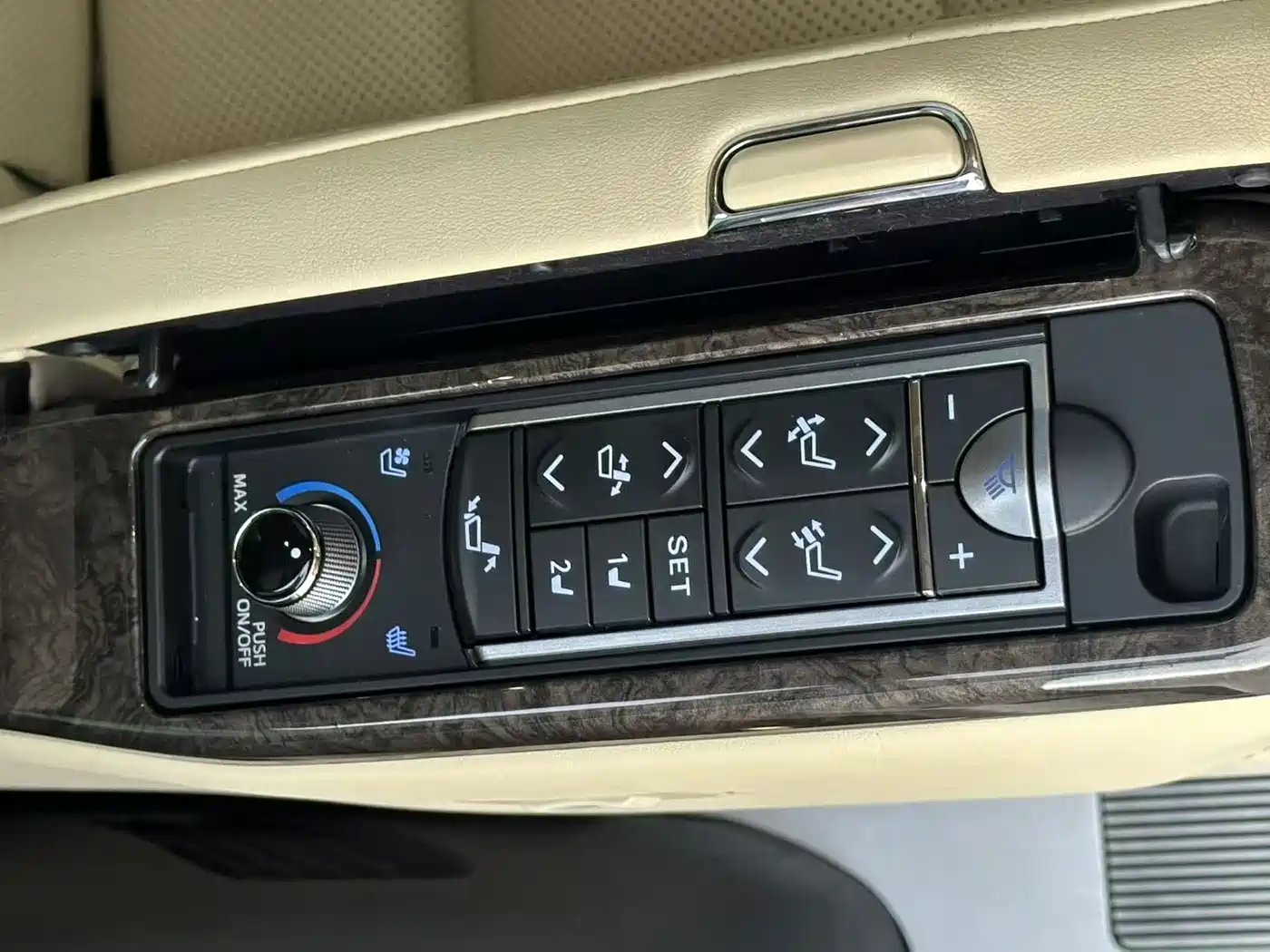 Toyota Vellfire 2020 Hybrid 2.5L Black Gold Limited Edition фото 15