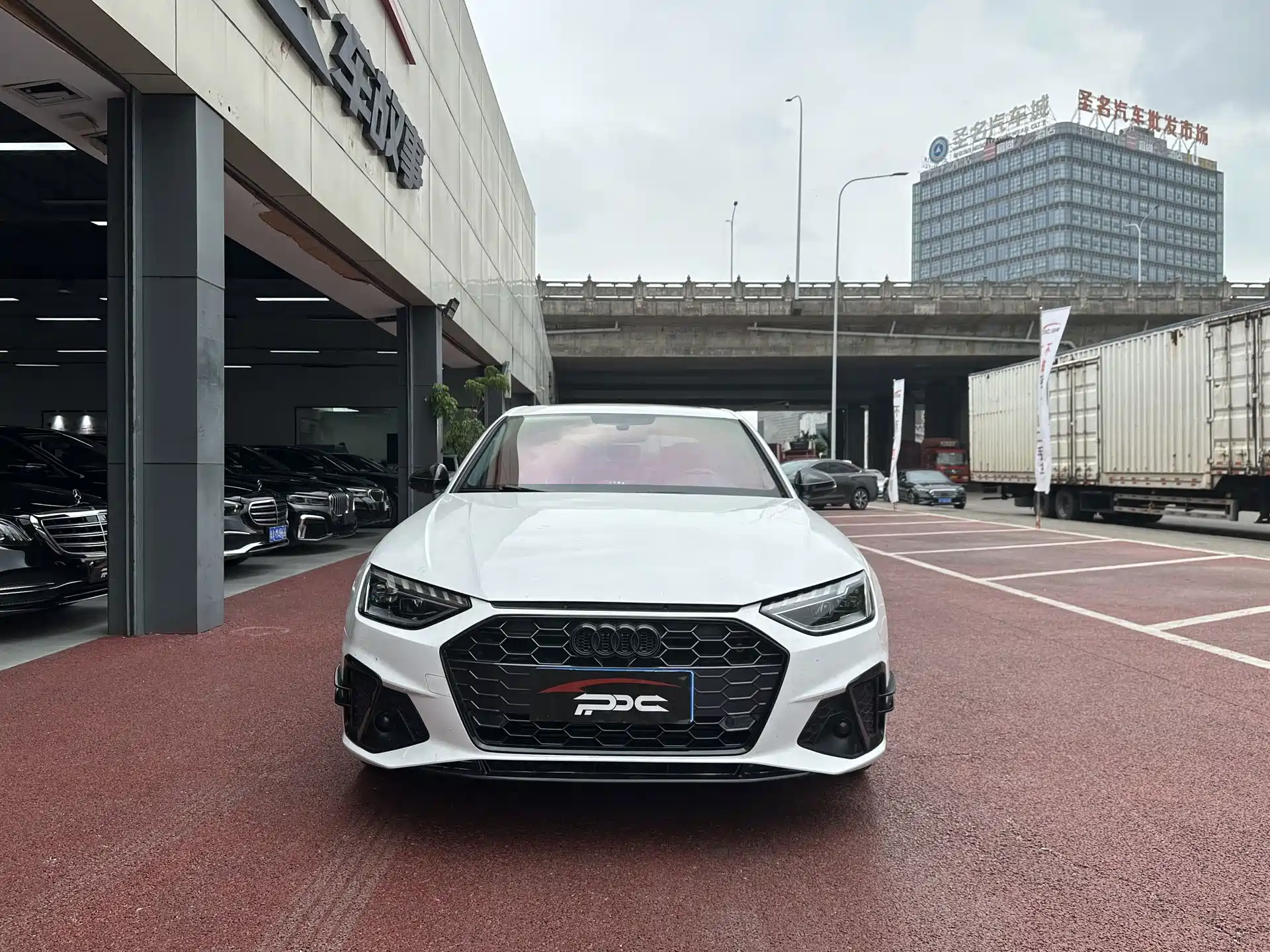 Фото 2 - Audi A4L