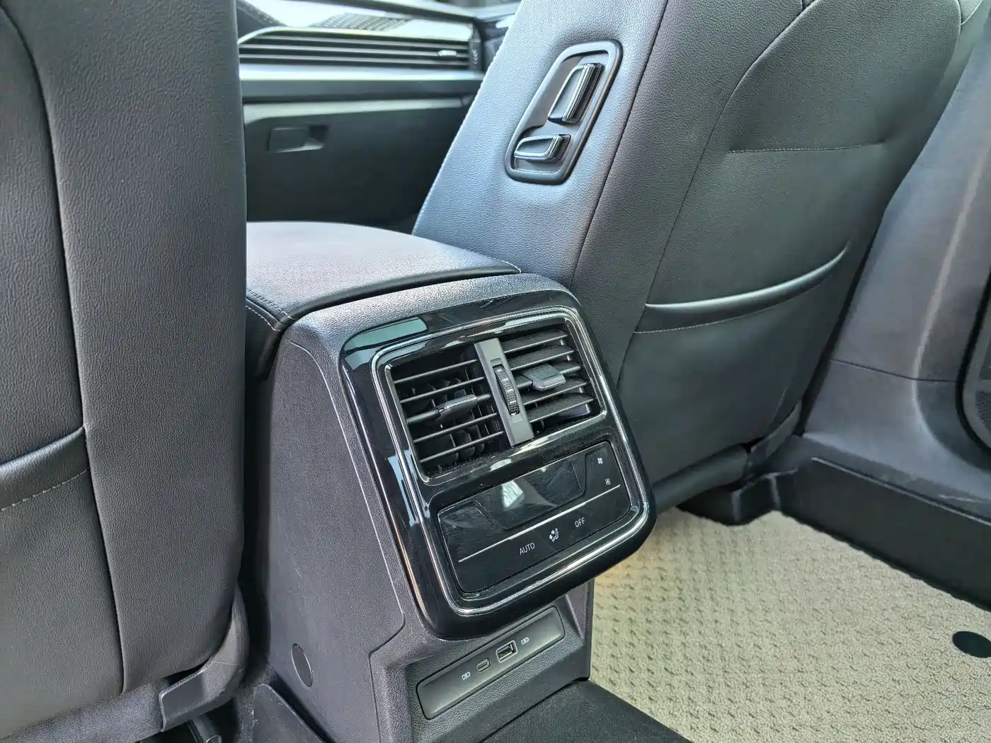 Volkswagen Passat 2024 280TSI Elite Edition фото 37