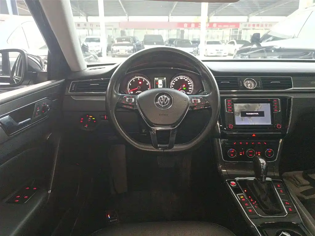 Volkswagen Passat 2017 330TSI DSG Luxury фото 11