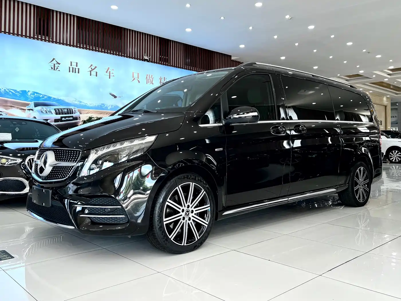 Mercedes-Benz V-Class 2022 V 260 L Long Wheelbase Luxury Edition фото 2