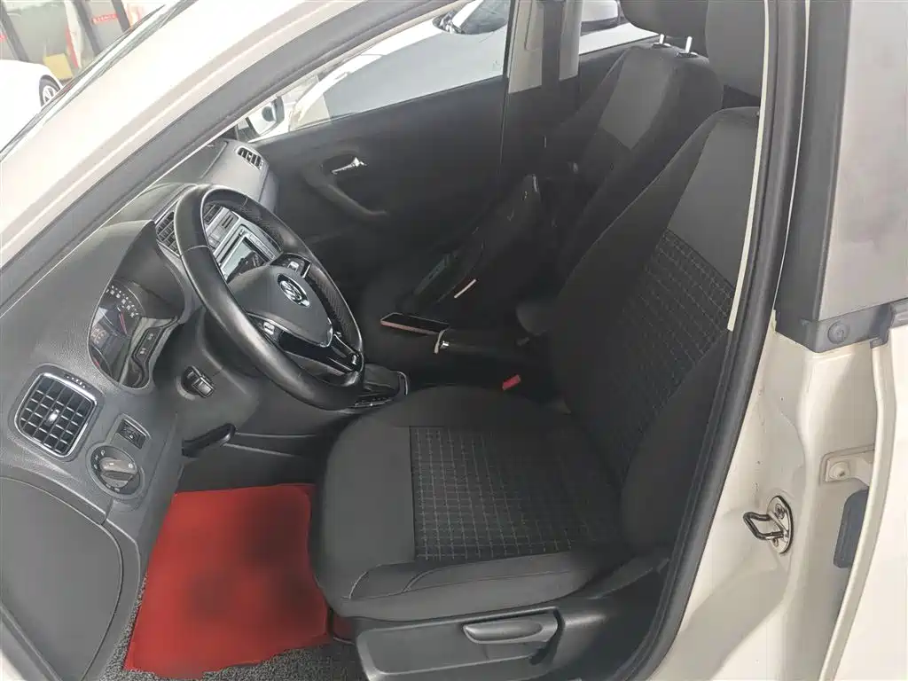 Volkswagen Polo 2016 1.6L Automatic Comfort фото 8
