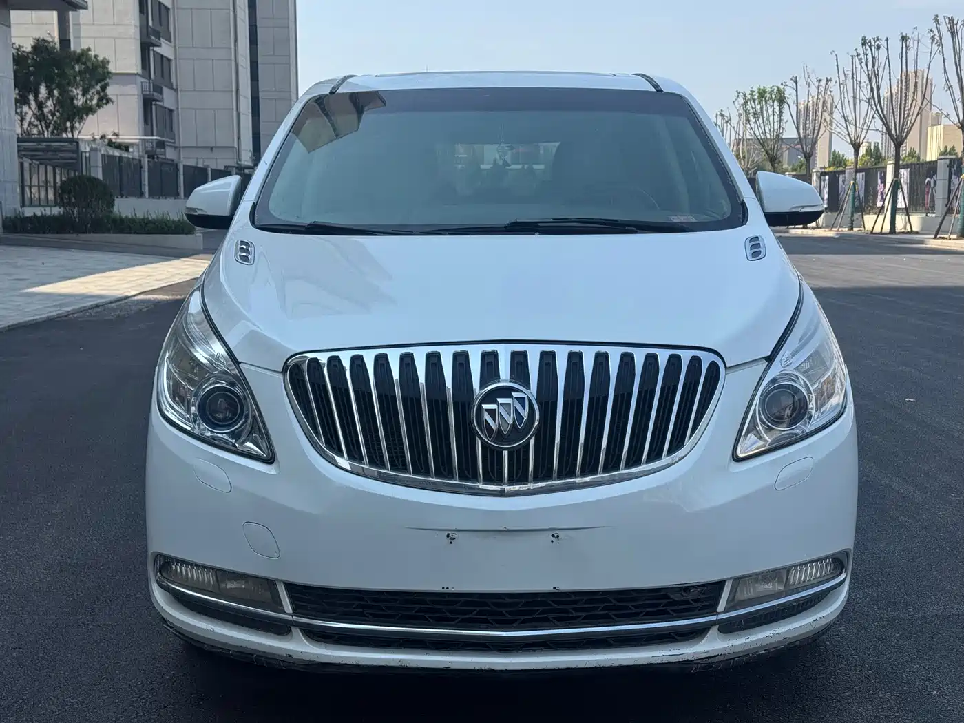 Photo 2 - Buick GL8